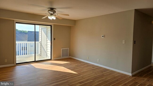 Building Photo - 102 Chesterfield Ln Unit 303 Rental