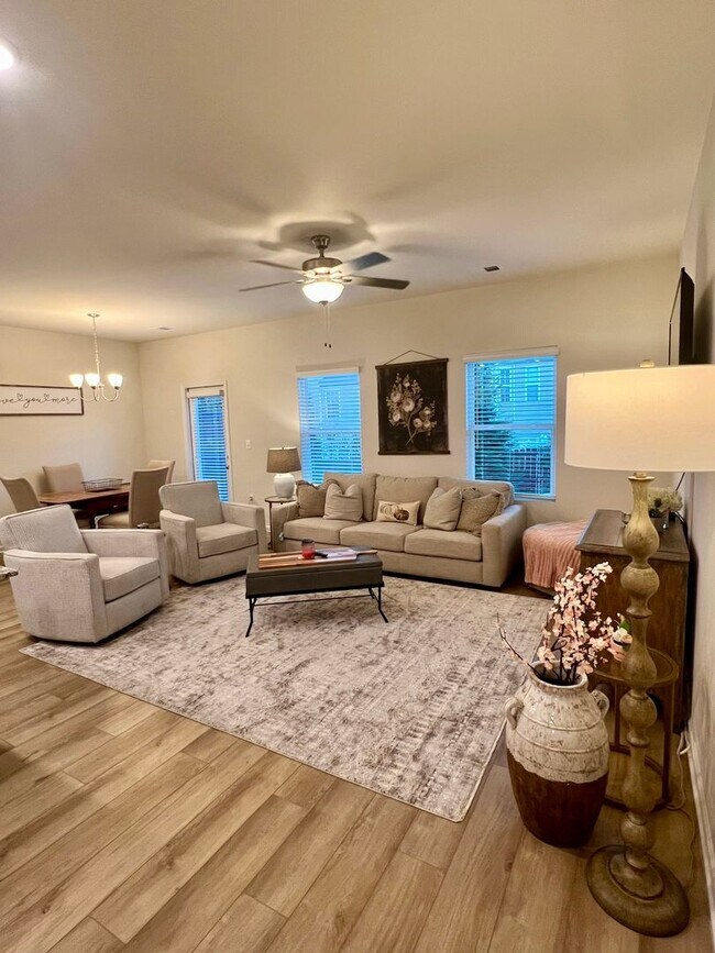 Photo - 3 Bedroom Townhome in Oakwood!