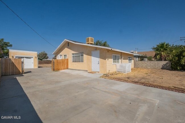 Photo - 2725 Desert St