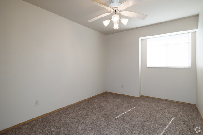 2BD, 1BA - 950SF - Alderbury Cove Apartments