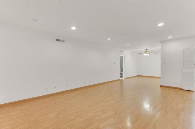 Photo - 4950 Louise Ave Unit 208