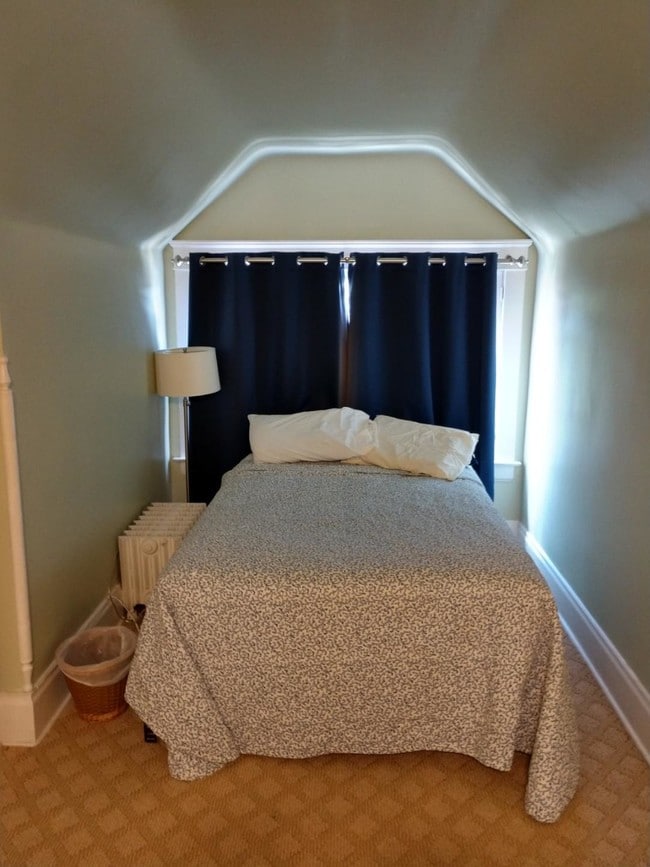 Large bedroom - 1528 Quarrier St Unit 1528 Quarrier Garage Apt.