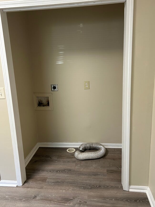 Washer dryer hookups - 522 Lee St