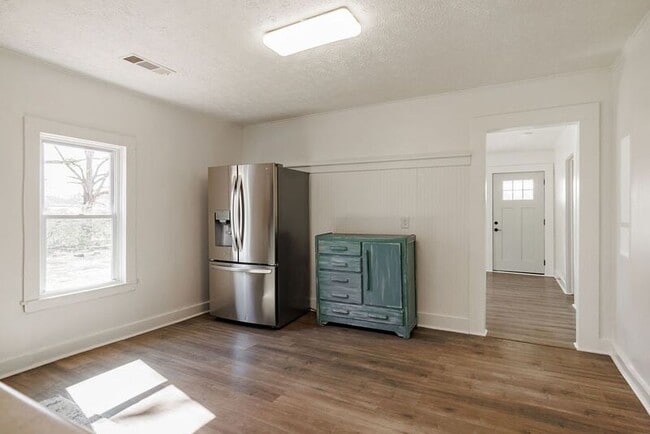 Photo - 2084 Broad St