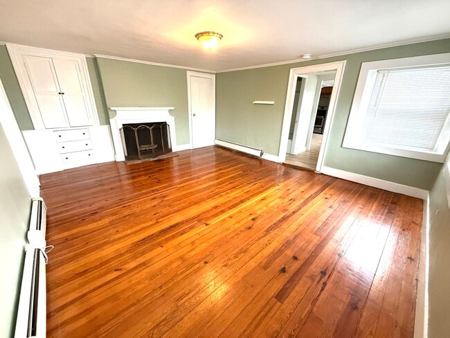 Building Photo - 10 Mall St Unit Sunny/Spacious off Common