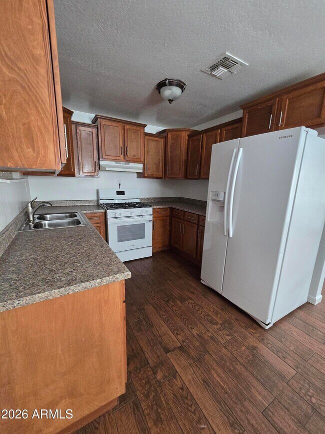 6 E Hill Dr