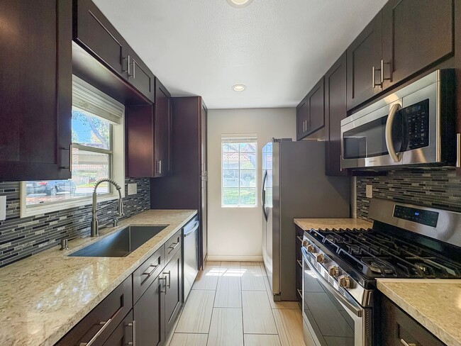 Building Photo - Beautifully updated 2 bed/2bath in the Sum... Unit 39 Rental