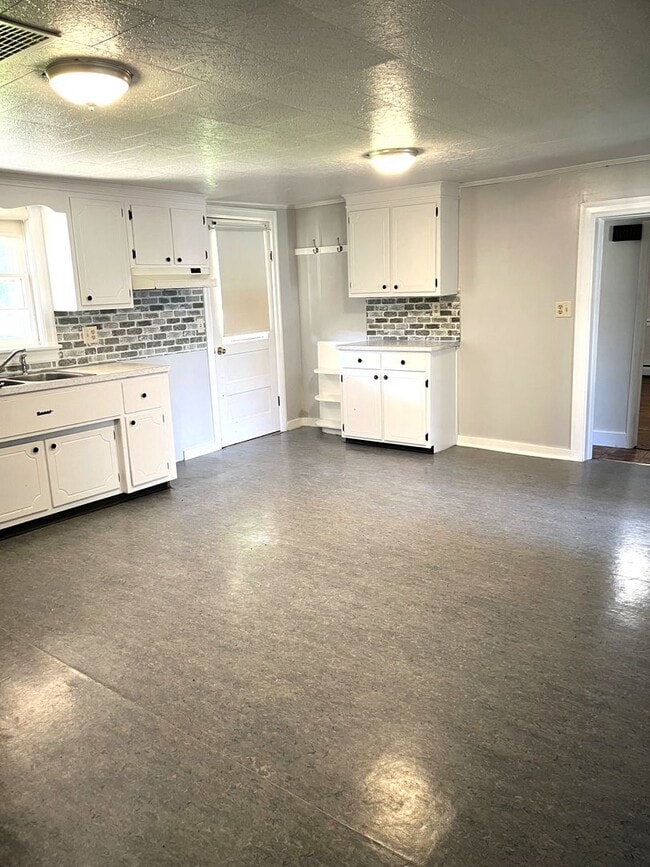 Photo - Spacious 3-Bedroom Farmhouse for Rent – Pe...