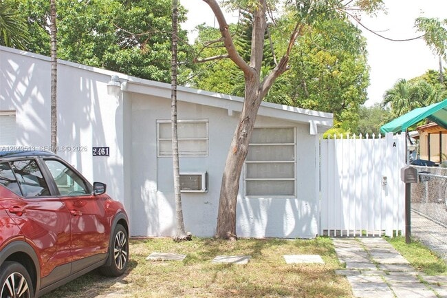 Building Photo - 2461 NW 5th St Unit #C