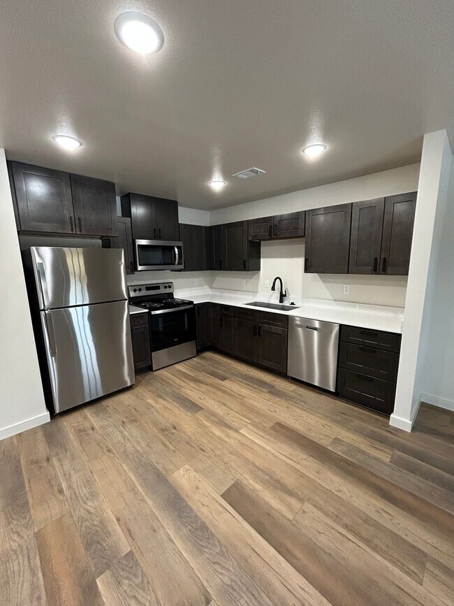 Photo - 707 W 12th St Unit B