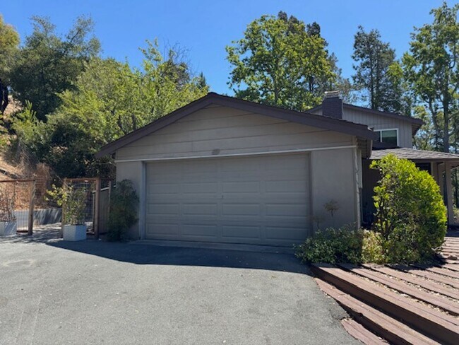 Building Photo - Wonderful 2 story home in Orinda