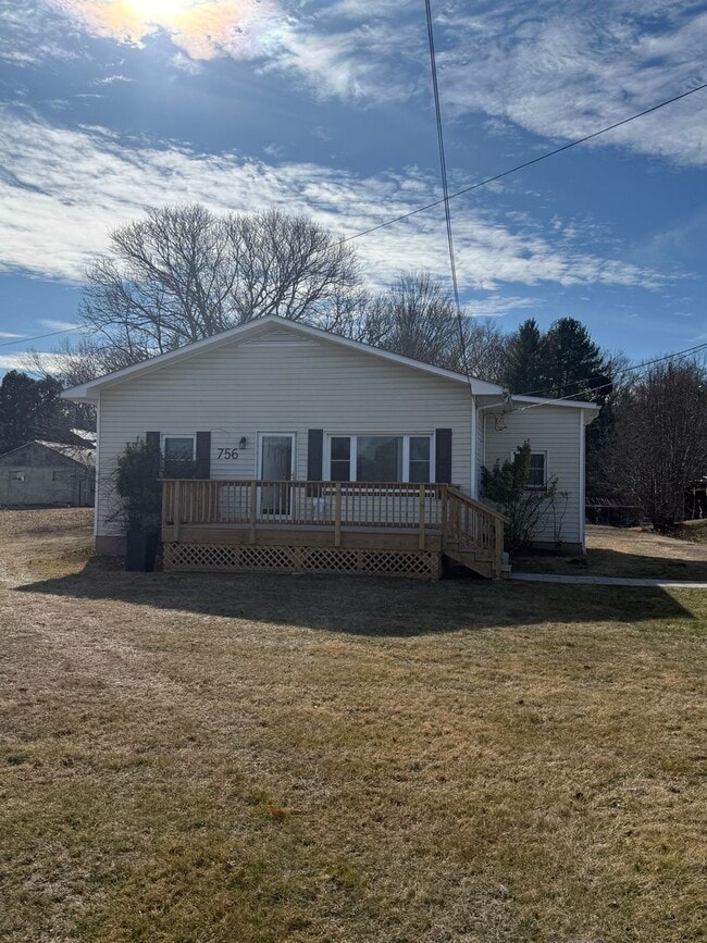 Building Photo - Charming 3 Bedroom 1.5 Bath Home