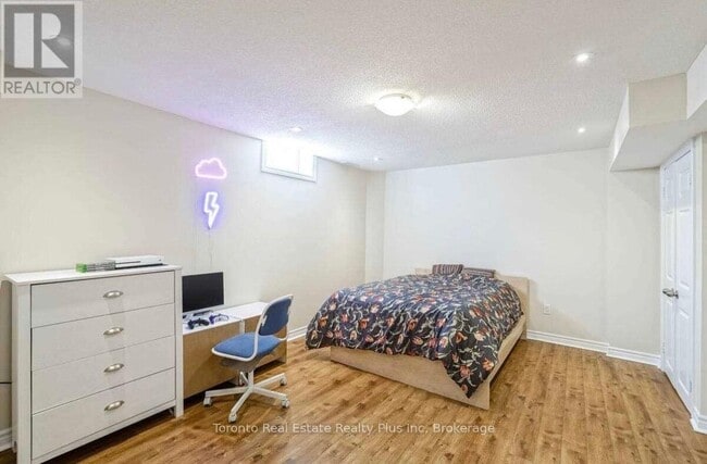 Photo - 42 Crystalview Crescent