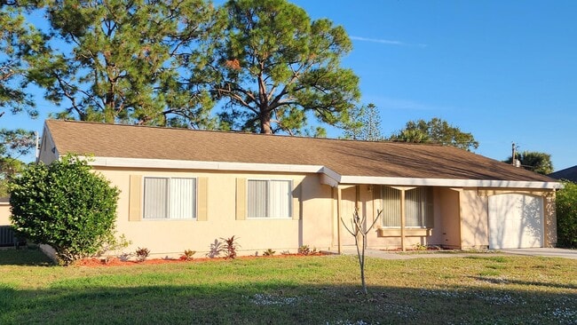 Photo - 651 NW Sharpe St