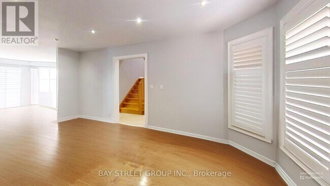 Photo - 98 Royalpark Way