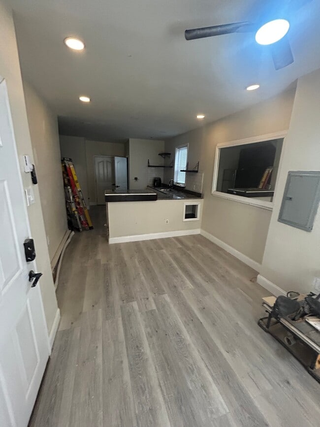 Building Photo - 210 W 5th St