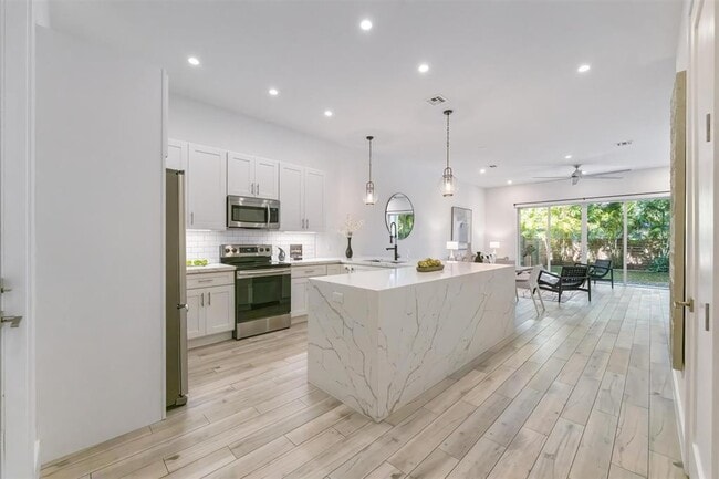 Photo - 1121 SW 2nd Ct