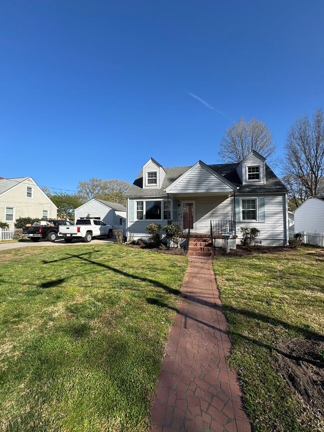 Photo - 5 Bed 2 Bath Home for Rent in Chesapeake!