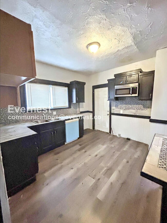 Photo - 10911 Hathaway Ave