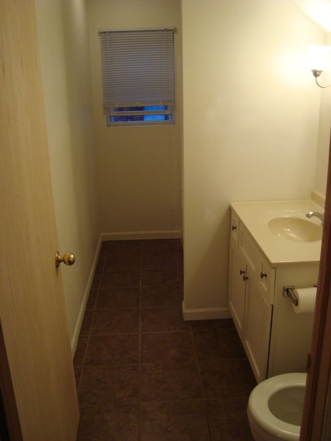 Bath - 1016 9th St S Unit 1016