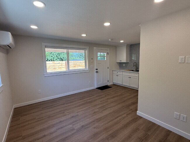 Photo - Charming 1-Bed Retreat in Kent: Cozy 460 Sq Ft Unit with Full Bath! Unidad B