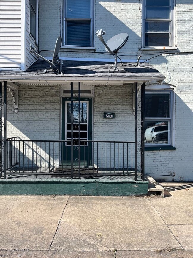 Building Photo - 220-224 S Front St Unit 220