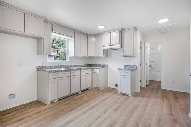 Photo - 304 W 6th St