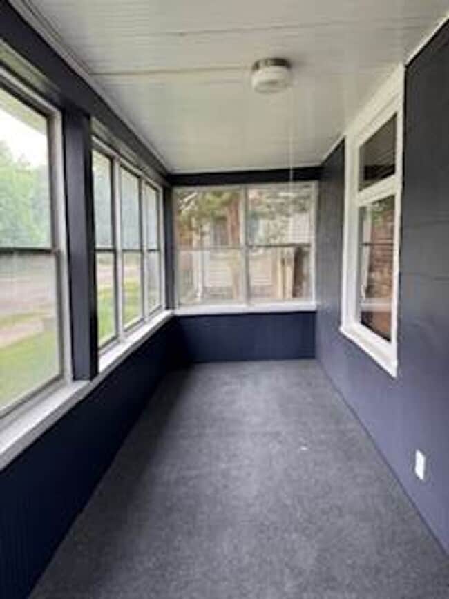 Photo - 3 Bedroom / 1 Bathroom Private Fenced Yard - For Rent