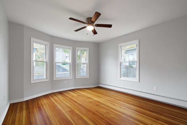 Corner Unit Double-Pane Bay Windows - 30 Cooper St Unit 30A