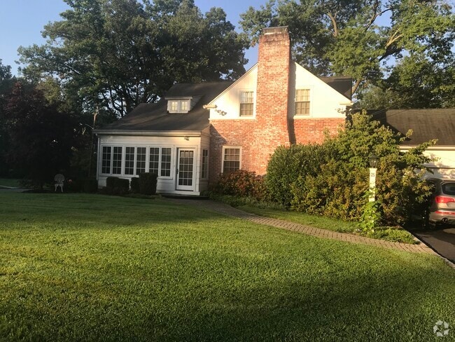Building Photo - 25 Deerfield Rd Rental