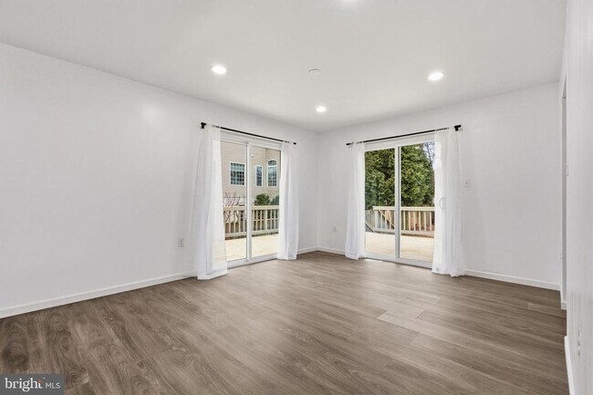 Photo - 2146 Woodford Rd