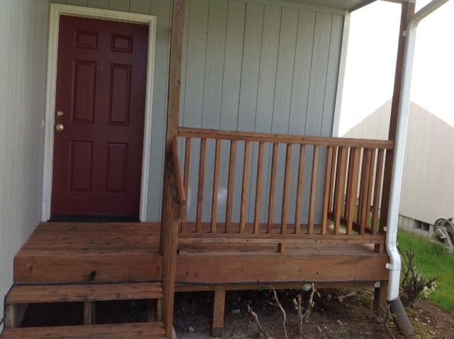 Front Deck - 935 College Ln NE