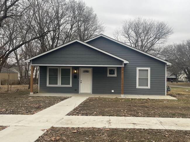 3 bedroom 2 bath near Washburn University - 3 bedroom 2 bath near Washburn University House