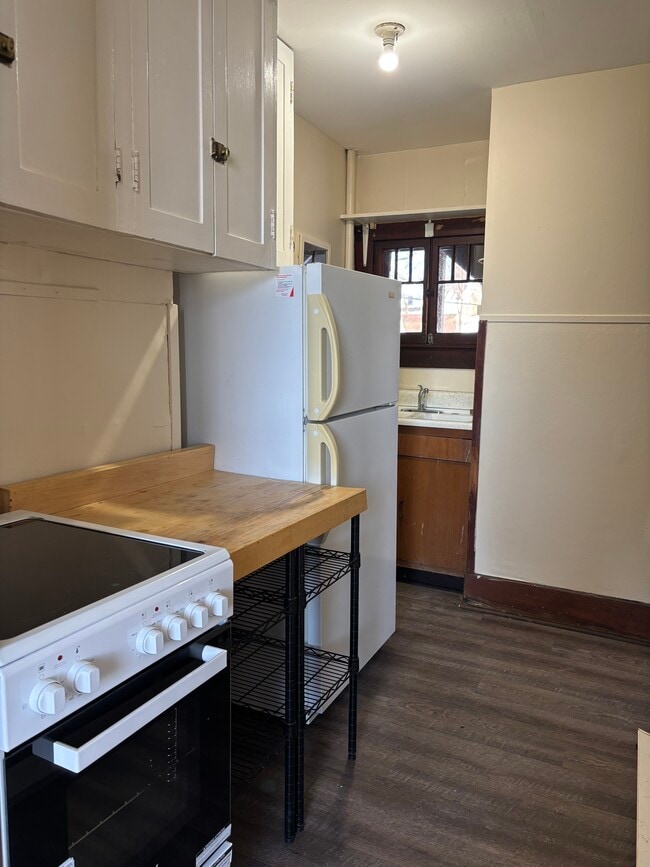 Photo - 415 Putnam St Unidad Efficiency