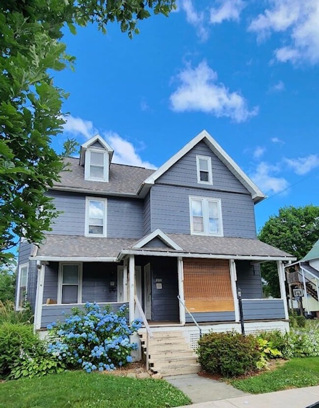 Building Photo - Spacious 2-Bedroom Apartment with Bonus Room – $850/month Unit 675 6th Avenue