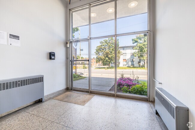 Hall d'entrée - 362 McArthur, 388- 390 Irwin Miller