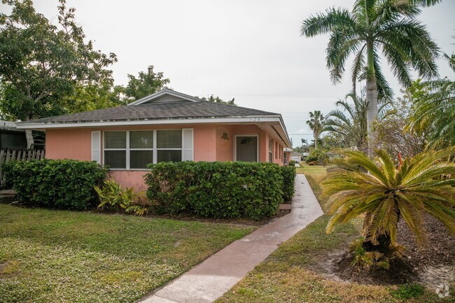 Building Photo - ***NO HOA, QUICK MOVE IN *** NAPLES PARK *... Rental