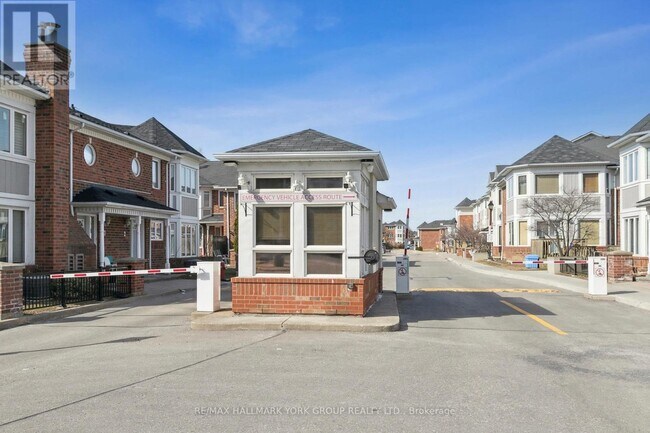 Photo - 18 Clark Ave W