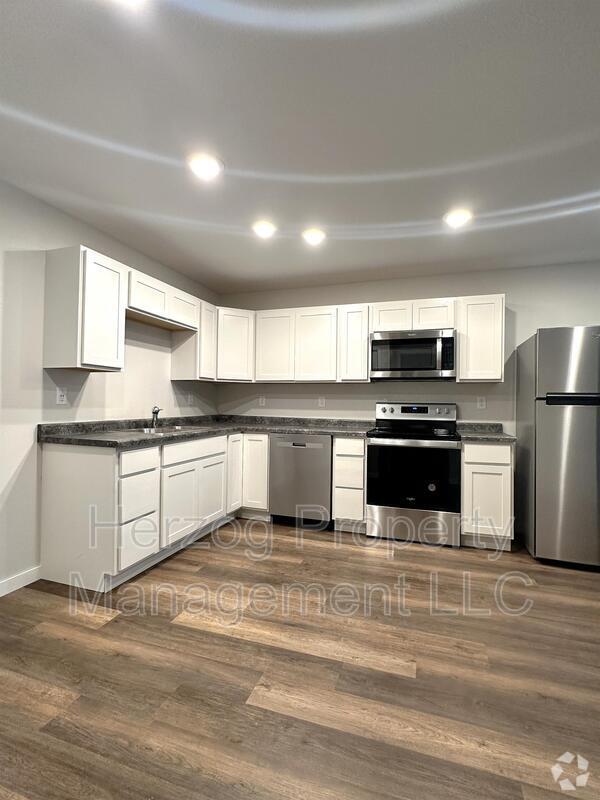 Building Photo - 1031 30th St NW Unit Apt 113