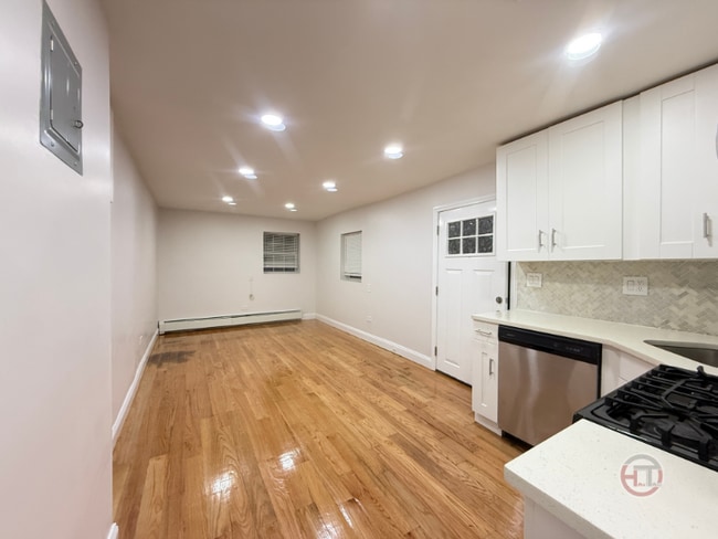 Photo - 1720 Williamsbridge Rd