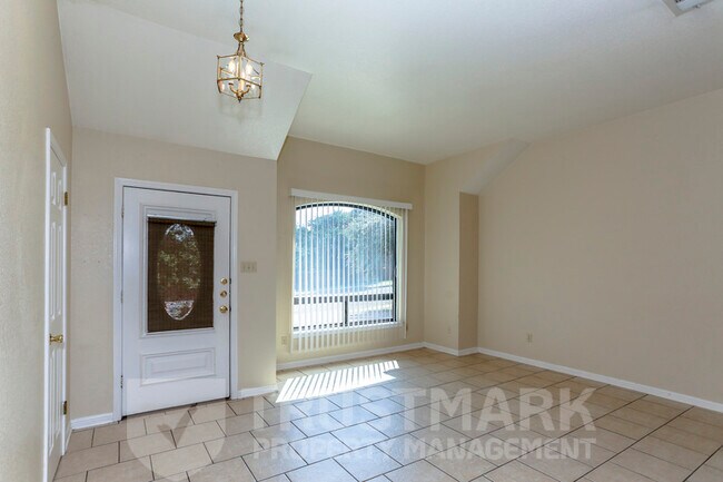 Photo - 800 Silver Creek Dr