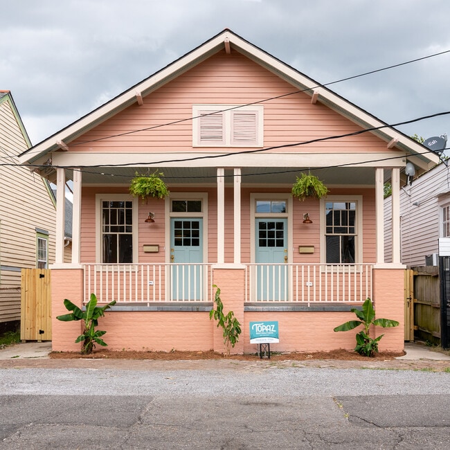 Building Photo - 2015 Kerlerec St Unit 2015