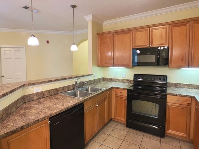 Photo - Campus View - Furnished 3 Bedroom, 3 Bathroom Apartment