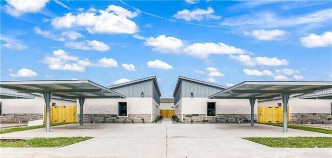 Building Photo - 11 Playa Dr Unit 3