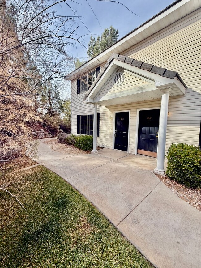 Building Photo - Remodeled 3-BR Lexington Townhome - End Unit