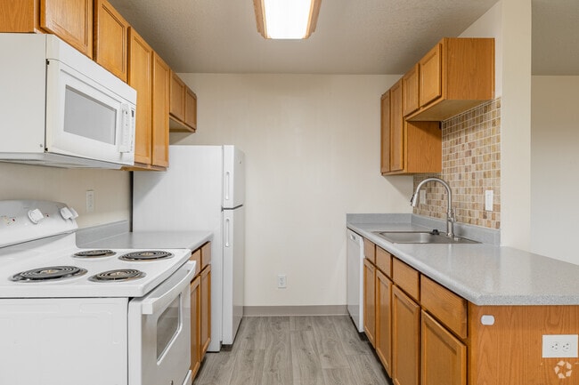 2BR, 2BA - 946SF - Kitchen