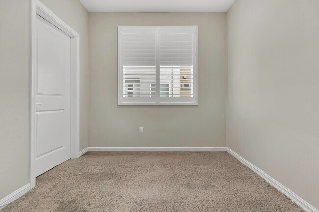 Photo - 37335 Duckling Ter