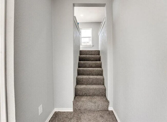 228 W Fairchild Dr