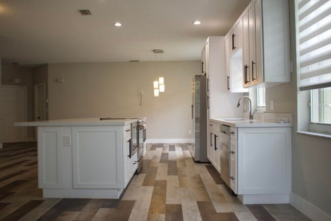 Building Photo - 4907 Pelican Manor