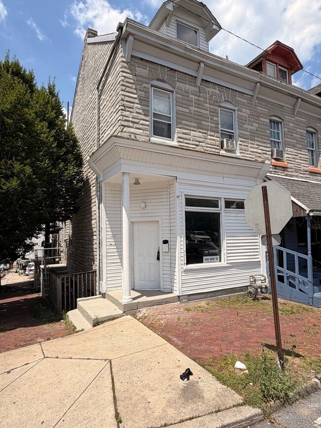 Building Photo - 600 N 12th St Unit 1f